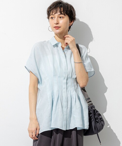 23区 L（ニジュウサンクオオキイサイズ）の「【洗える】LIBECOリネン タック デザイン シャツ（シャツ/ブラウス・レディース・ダークブラウン系/スカイブルー系/ホワイト系・48/46/44）」の3枚目の写真