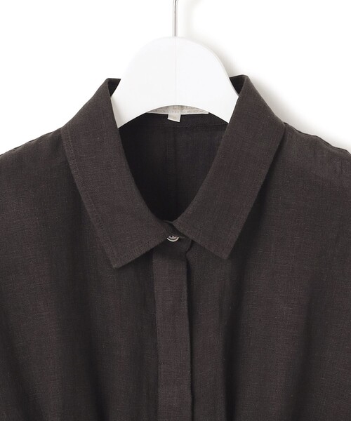 23区 L（ニジュウサンクオオキイサイズ）の「【洗える】LIBECOリネン タック デザイン シャツ（シャツ/ブラウス・レディース・ダークブラウン系/スカイブルー系/ホワイト系・48/46/44）」の8枚目の写真