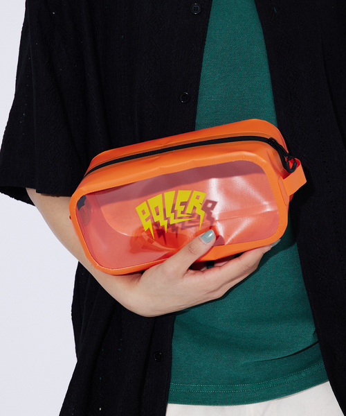 POLeR(ポーラー)の「【POLeR/ポーラー】PVC CLEAR POUCH M/クリア防水ポーチ(クラッチバッグ・メンズ・オレンジ/ブラック・フリー)」の1枚目の写真