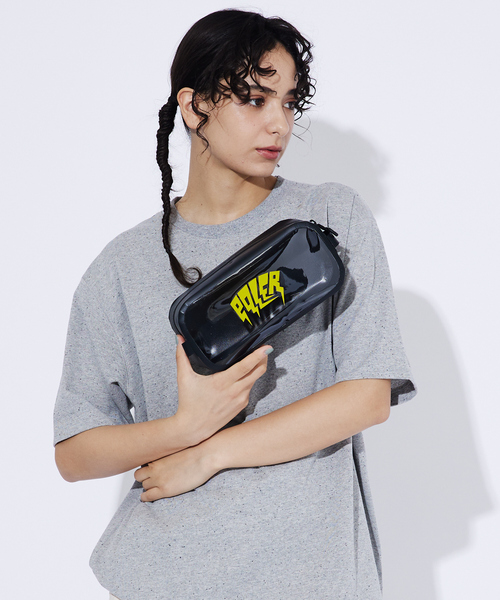 POLeR(ポーラー)の「【POLeR/ポーラー】PVC CLEAR POUCH M/クリア防水ポーチ(クラッチバッグ・メンズ・オレンジ/ブラック・フリー)」の2枚目の写真