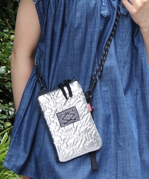 チチカカ（チチカカ）の「シャイニーキルティングスマホショルダーポーチ（ショルダーバッグ・レディース・ホワイト/シルバー/ゴールド・FREE）」の2枚目の写真