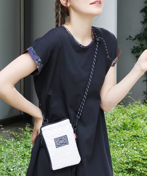 チチカカ（チチカカ）の「シャイニーキルティングスマホショルダーポーチ（ショルダーバッグ・レディース・ホワイト/シルバー/ゴールド・FREE）」の5枚目の写真