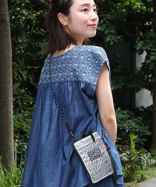 チチカカ（チチカカ）の「シャイニーキルティングスマホショルダーポーチ（ショルダーバッグ・レディース・ホワイト/シルバー/ゴールド・FREE）」の7枚目の写真