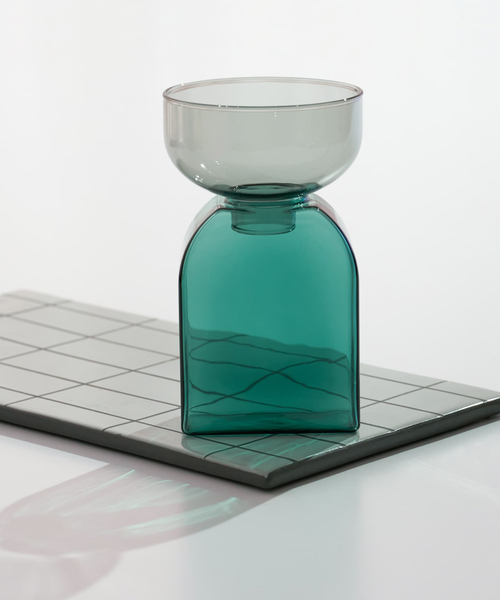 amabro(アマブロ)の「【amabro/アマブロ】TWO TONE VASE ツートン フラワーベース 耐熱ガラス 一輪挿し 水耕栽培(フラワーベース・レディース・グリーン系その他/グレー系その他/ブラウン系その他/ピンク系その他・フリー)」の1枚目の写真