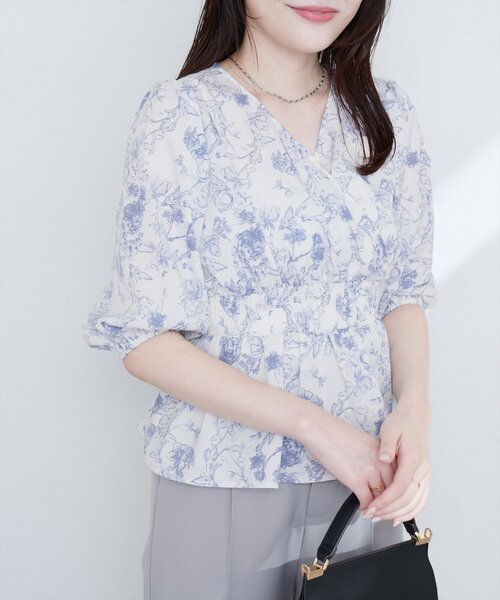 natural couture（ナチュラルクチュール）の「【WEB限定】淡彩フラワーVネックペプラムブラウス（シャツ/ブラウス・レディース・ブラック系その他/グリーン/サックスブルー・FREE）」の5枚目の写真