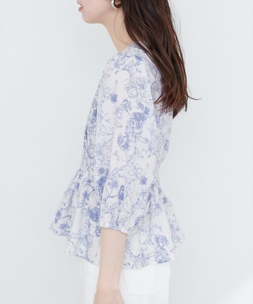 natural couture（ナチュラルクチュール）の「【WEB限定】淡彩フラワーVネックペプラムブラウス（シャツ/ブラウス・レディース・ブラック系その他/グリーン/サックスブルー・FREE）」の10枚目の写真
