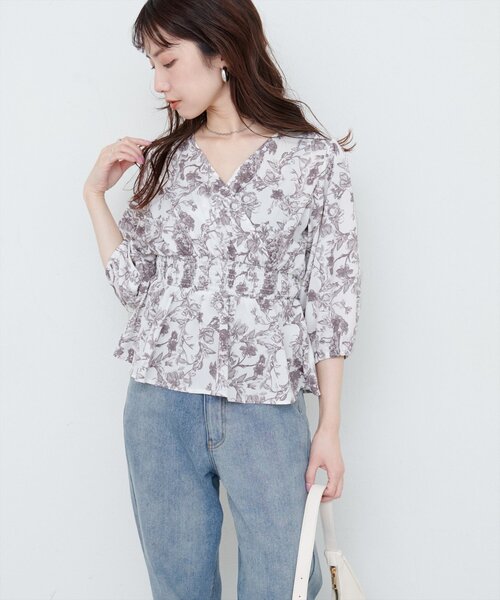 natural couture（ナチュラルクチュール）の「【WEB限定】淡彩フラワーVネックペプラムブラウス（シャツ/ブラウス・レディース・ブラック系その他/グリーン/サックスブルー・FREE）」の4枚目の写真