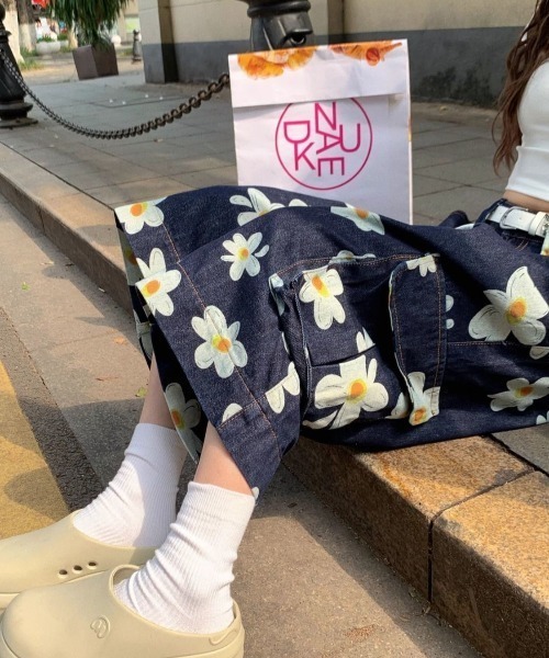 FreeZone(フリーゾーン)の「デイジープリント ワイドカーゴショーツ(デニムパンツ・メンズ・ダークブルー・S/M/L)」の4枚目の写真