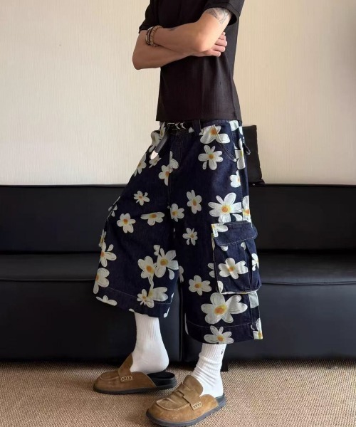 FreeZone(フリーゾーン)の「デイジープリント ワイドカーゴショーツ(デニムパンツ・メンズ・ダークブルー・S/M/L)」の2枚目の写真