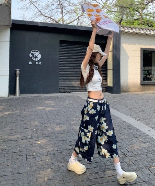 FreeZone(フリーゾーン)の「デイジープリント ワイドカーゴショーツ(デニムパンツ・メンズ・ダークブルー・S/M/L)」の6枚目の写真