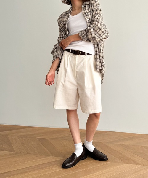 CANAL JEAN(キャナルジーン)の「MAYSEVEN ダブルタックハーフパンツ(その他パンツ・レディース・ホワイト/ブラック/ベージュ・SMALL/MEDIUM)」の2枚目の写真