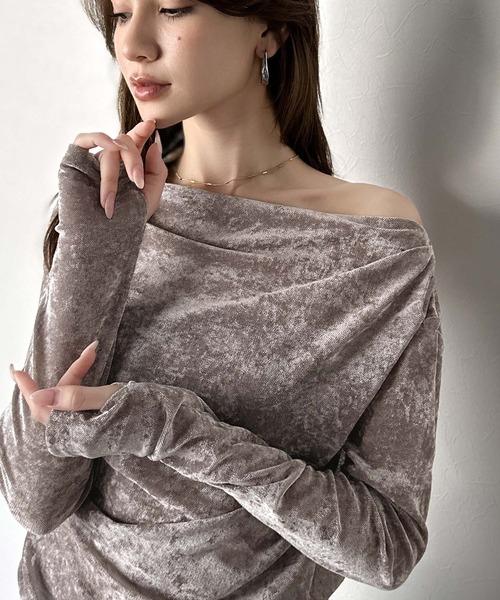 mily bilet(ミウィビレット)の「【mily bilet】一歩先のオシャレにアップデート!シアーベロアワンオフショルドレーププルオーバー(サムホール付き)(Tシャツ/カットソー・レディース・グレー/ピンクベージュ/ブラウン/ブラック・LARGE/X-LARGE/SMALL/MEDIUM)」の4枚目の写真