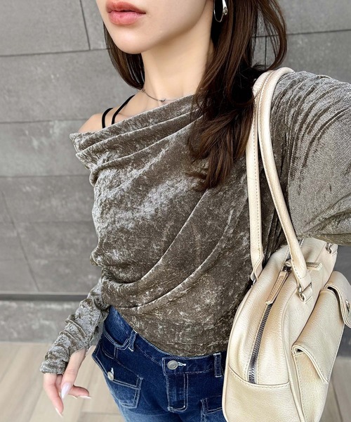 mily bilet(ミウィビレット)の「【mily bilet】一歩先のオシャレにアップデート!シアーベロアワンオフショルドレーププルオーバー(サムホール付き)(Tシャツ/カットソー・レディース・グレー/ピンクベージュ/ブラウン/ブラック・LARGE/X-LARGE/SMALL/MEDIUM)」の2枚目の写真
