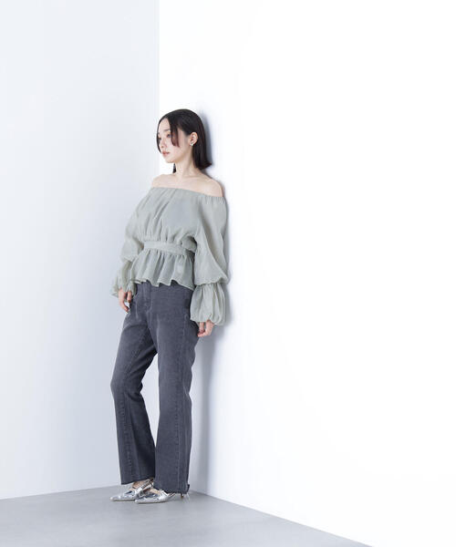 NATURAL BEAUTY BASIC（ナチュラルビューティーベーシック）の「◇ハイライズフレアデニムパンツ（デニムパンツ・レディース・ブラック/ブルー・X-SMALL/SMALL/MEDIUM）」の8枚目の写真