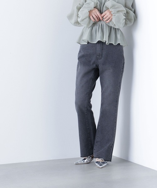 NATURAL BEAUTY BASIC（ナチュラルビューティーベーシック）の「◇ハイライズフレアデニムパンツ（デニムパンツ・レディース・ブラック/ブルー・X-SMALL/SMALL/MEDIUM）」の2枚目の写真