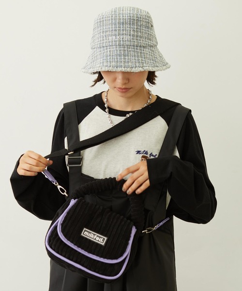 MILKFED.（ミルクフェド）の「CORDUROY PIPING BAG（ショルダーバッグ・レディース・ブラック/レッド/パープル・ONE SIZE）」の2枚目の写真