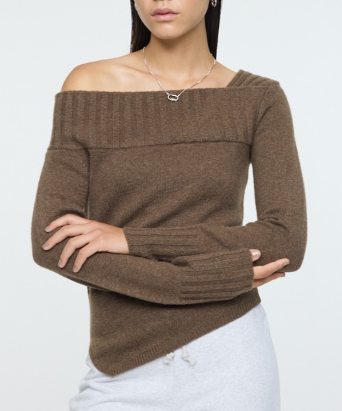 MOUSSY（マウジー）の「【新色登場】ASYMMETRY トップス（ニット/セーター・レディース・杢グレー/ブラウン/ネイビー/レッド/ブルー/アイボリー/ブラック・FREE）」の5枚目の写真