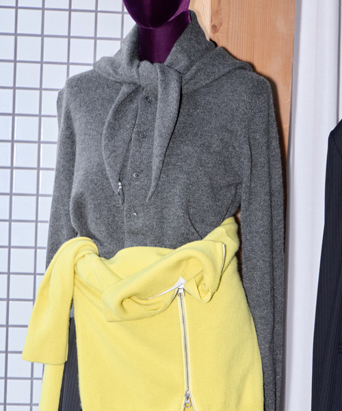 extreme cashmere（エクストリーム　カシミヤ）の「EXTREME CASHMERE X LITTLE2：カーディガン（ニット/セーター・レディース・グレー/ピンク・FREE）」の2枚目の写真