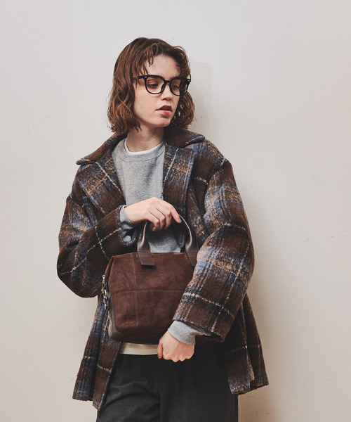 LOWELL things（ロウェル　シングス）の「Velu / 2WAYスエードボストンバッグ（ボストンバッグ・レディース・ブラック/ダークブラウン・フリー）」の7枚目の写真