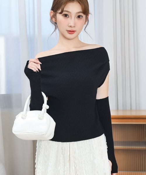 Anely（アネリー）の「アームカバー付き オフショル リブ ニット プルオーバー（ニット/セーター・レディース・グレー/ブラック/アイボリー/ベージュ/ブラウン・FREE）」の2枚目の写真