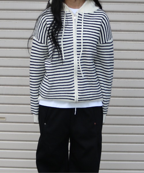 Vini(ヴィニ)の「ボーダーニットジップアップフードパーカー(ニット/セーター・レディース・アイボリー/グレー・FREE)」の1枚目の写真
