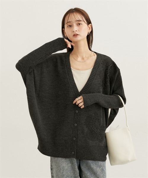 nissen（ニッセン）の「肩レースデザインオーバーサイズドルマンカーディガン（ニット/セーター・レディース・チャコールグレー/ブラック・FREE）」の13枚目の写真