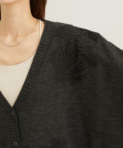 nissen（ニッセン）の「肩レースデザインオーバーサイズドルマンカーディガン（ニット/セーター・レディース・チャコールグレー/ブラック・FREE）」の7枚目の写真