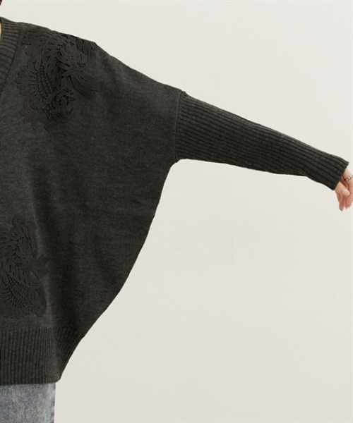 nissen（ニッセン）の「肩レースデザインオーバーサイズドルマンカーディガン（ニット/セーター・レディース・チャコールグレー/ブラック・FREE）」の8枚目の写真