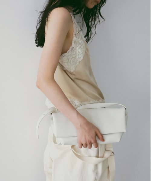 anuke（アンヌーク）の「Ecoleather Wrap Bag（トートバッグ・レディース・ブラック/アイボリー・FREE）」の2枚目の写真