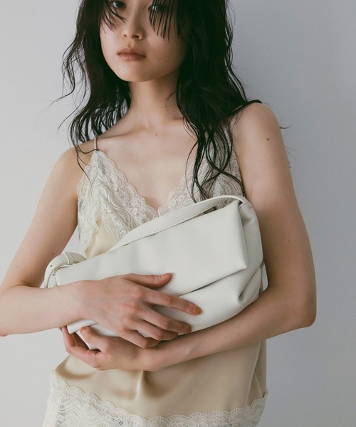 anuke（アンヌーク）の「Ecoleather Wrap Bag（トートバッグ・レディース・ブラック/アイボリー・FREE）」の4枚目の写真