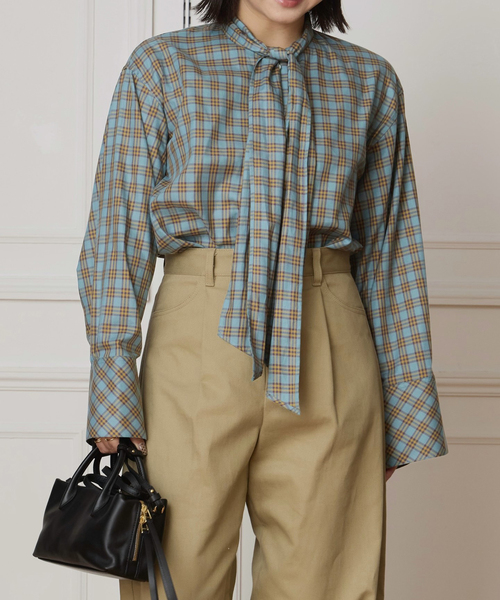 IENA LA BOUCLE（イエナラブークル）の「IENA LA BOUCLE コットンフロンタブルボウタイブラウス（シャツ/ブラウス・レディース・ブルー/ホワイト・FREE）」の2枚目の写真