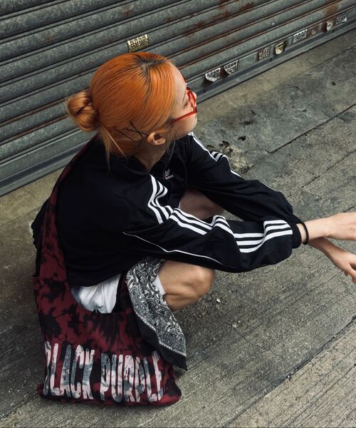 BLACKPURPLE(ブラックパープル)の「デュースロングハンドルバッグ Deux-Eyelet Long Handle Bag_Red(メッセンジャーバッグ・レディース・レッド・FREE)」の2枚目の写真