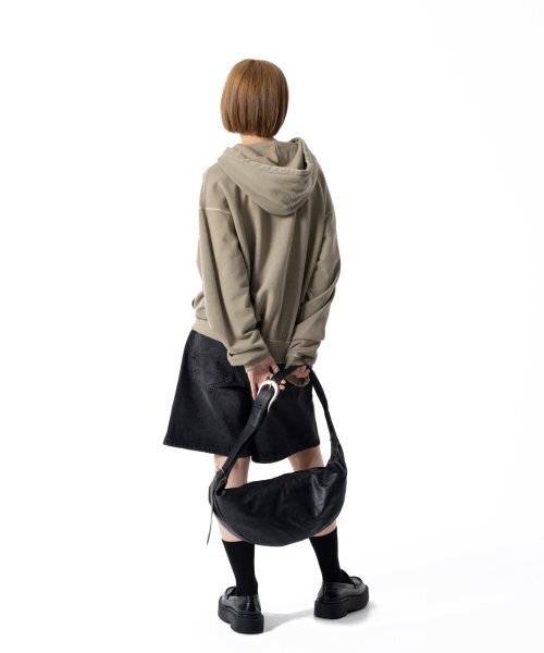 IUGAMAKARAS(イウガマカラス)の「H-Buckle Banana Leather Bag (black)(メッセンジャーバッグ・レディース・その他・FREE)」の2枚目の写真