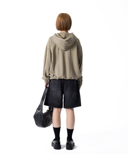 IUGAMAKARAS(イウガマカラス)の「H-Buckle Banana Leather Bag (black)(メッセンジャーバッグ・レディース・その他・FREE)」の3枚目の写真