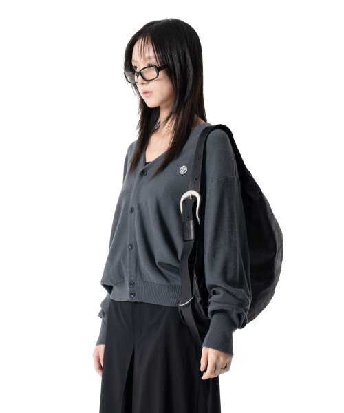 IUGAMAKARAS(イウガマカラス)の「H-Buckle Banana Leather Bag (black)(メッセンジャーバッグ・レディース・その他・FREE)」の5枚目の写真