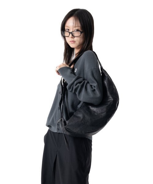 IUGAMAKARAS(イウガマカラス)の「H-Buckle Banana Leather Bag (black)(メッセンジャーバッグ・レディース・その他・FREE)」の6枚目の写真