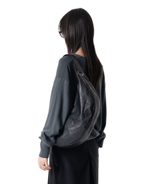IUGAMAKARAS(イウガマカラス)の「H-Buckle Banana Leather Bag (black)(メッセンジャーバッグ・レディース・その他・FREE)」の7枚目の写真