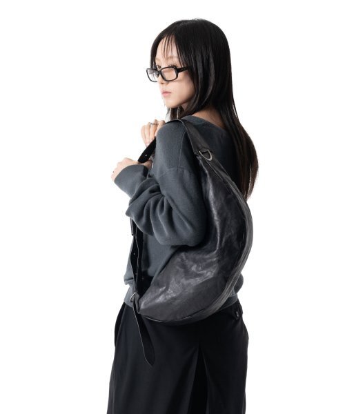 IUGAMAKARAS(イウガマカラス)の「H-Buckle Banana Leather Bag (black)(メッセンジャーバッグ・レディース・その他・FREE)」の8枚目の写真