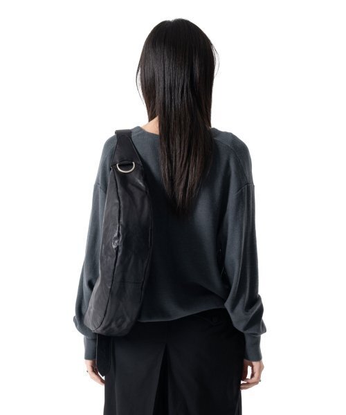 IUGAMAKARAS(イウガマカラス)の「H-Buckle Banana Leather Bag (black)(メッセンジャーバッグ・レディース・その他・FREE)」の9枚目の写真