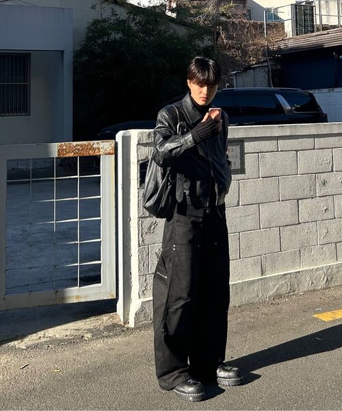 IUGAMAKARAS(イウガマカラス)の「H-Buckle Banana Leather Bag (black)(メッセンジャーバッグ・レディース・その他・FREE)」の15枚目の写真