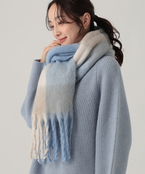 Elura（エルーラ）の「パネルチェックマフラー/591466（マフラー・レディース・ブルー/ベージュ・ONE SIZE）」の2枚目の写真