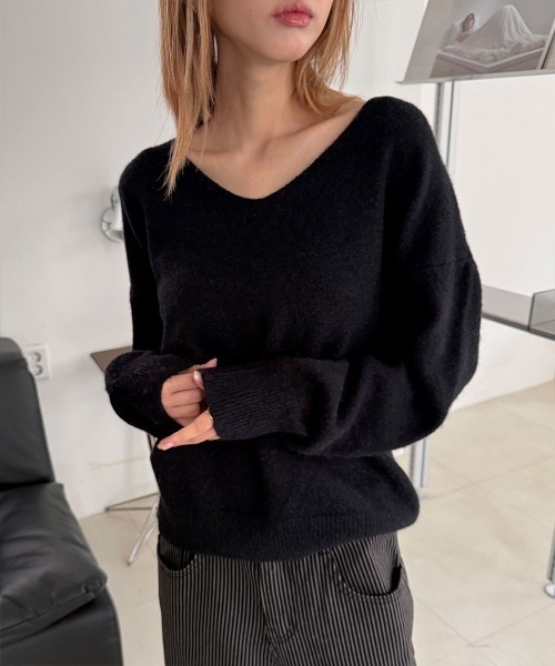 4INT.(フォイント)の「デイリー ルーズシルエット Vネック ニット トップス(ニット/セーター・レディース・ベージュ/ブルー/ブラック/アイボリー・FREE)」の3枚目の写真