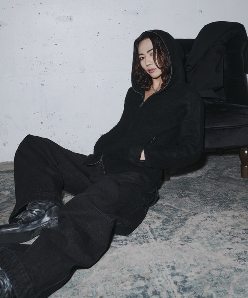 INTER FACTORY（インターファクトリー）の「takumu（MUU STUDIO） - Shaggy full-zip knit hoodie / シャギーフルジップニットパーカー（パーカー・メンズ・チャコールグレー/ブラック・3/2）」の4枚目の写真
