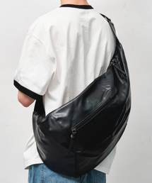 DWSE（ディーダブリューエスイー）の「[ラージサイズ]ビーガンレザー ハーフムーンバッグ(ブラック)（メッセンジャーバッグ）」