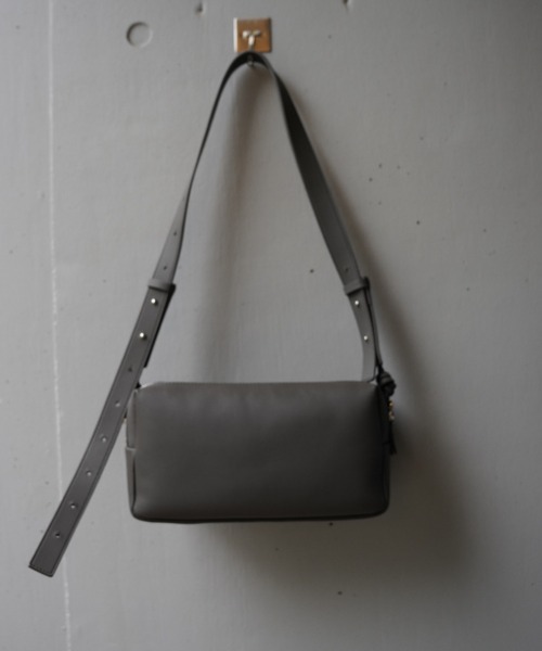 B'2nd（ビーセカンド）の「ADD CULUMN(アドカラム) TABLET BOX（ショルダーバッグ・レディース・ダークグレー/アイボリー/イエロー・F）」の7枚目の写真