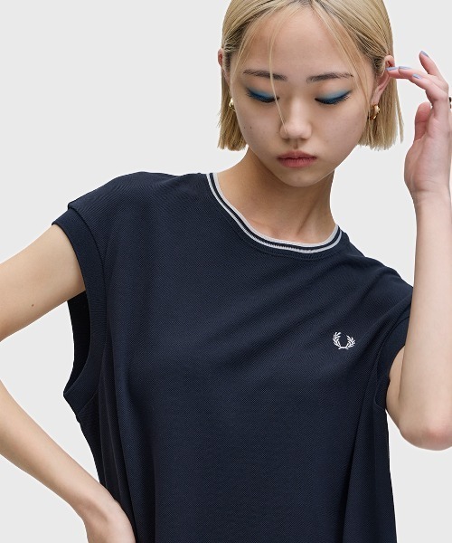 FRED PERRY（フレッドペリー）の「Sheer Tipped T-Shirt Dress／シアーティップラインTシャツワンピース（ワンピース・レディース・ネイビー・10）」の4枚目の写真