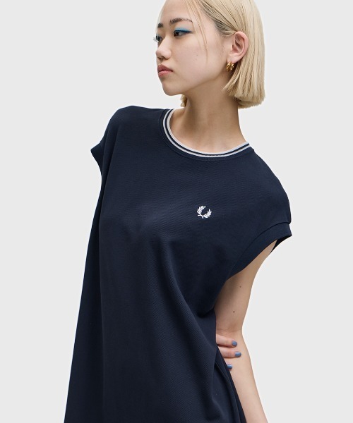 FRED PERRY（フレッドペリー）の「Sheer Tipped T-Shirt Dress／シアーティップラインTシャツワンピース（ワンピース・レディース・ネイビー・10）」の2枚目の写真