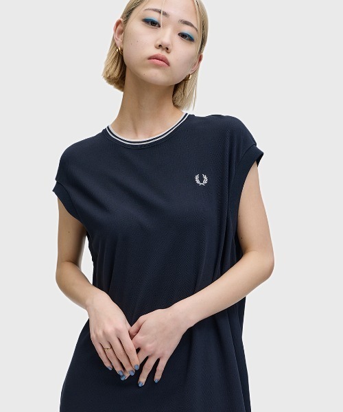 FRED PERRY（フレッドペリー）の「Sheer Tipped T-Shirt Dress／シアーティップラインTシャツワンピース（ワンピース・レディース・ネイビー・10）」の3枚目の写真