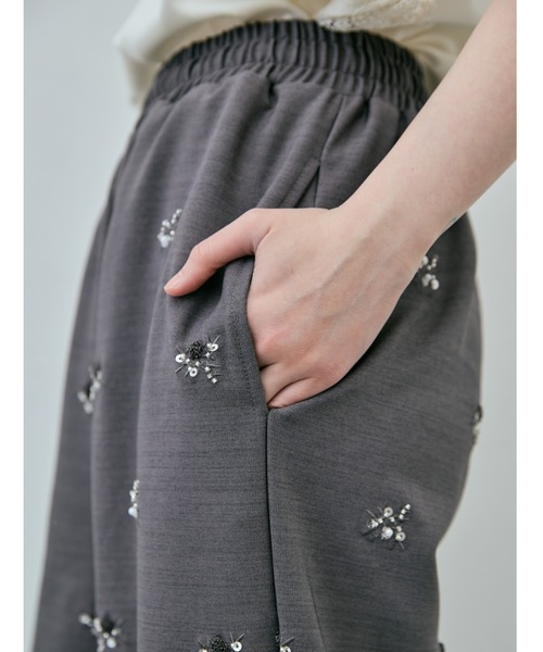 AIC.(エーアイシー)の「ビーズ刺繍イージースラックスパンツ(その他パンツ・レディース・ブラック/チャコールグレー・FREE)」の1枚目の写真