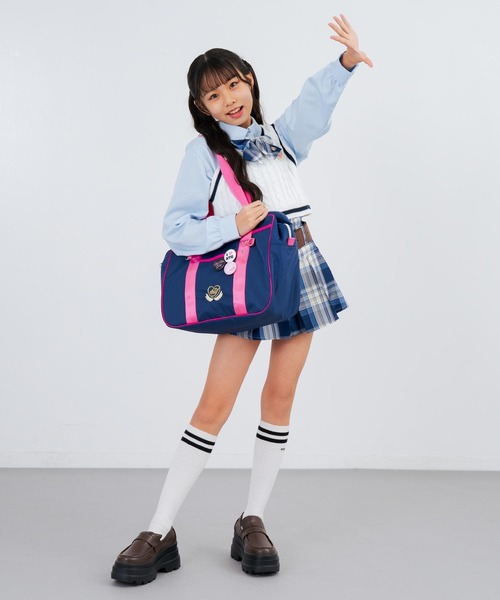 ANAP GiRL(アナップガール)の「スクールバッグ 缶バッジ3個付(ショルダーバッグ・キッズ・ピンク/ネイビー・F)」の4枚目の写真
